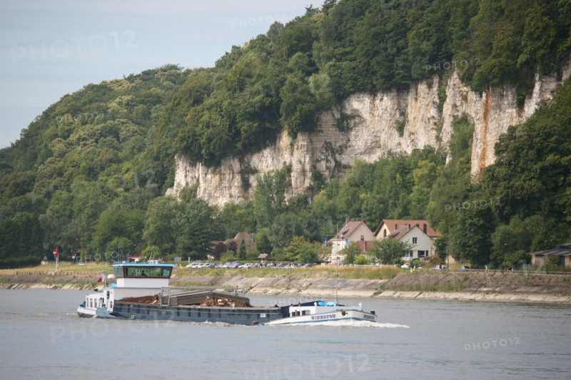 France, Haute Normandie, Seine Maritime, vallee de la Seine, villequier vu depuis la rive d'en face, vatteville la rue, convoi fluvial, peniche, falaises,