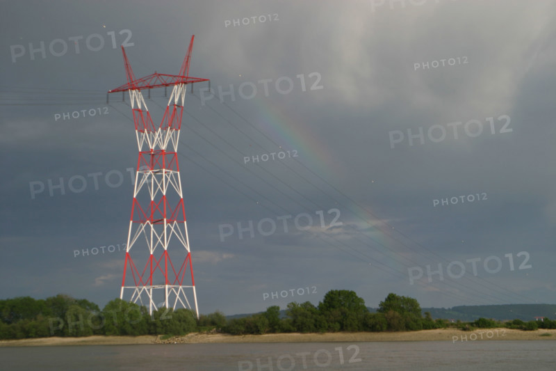 France, Haute Normandie, Seine Maritime, valee de la Seine, Tancarville, pylone, haute tension, ciel d'orage et arc en ciel, paysage, environnement, energie,