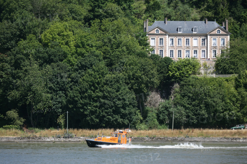 France, Haute Normandie, Seine Maritime, vallee de la Seine, caudebec en caux, vue depuis la rive d'en face, vedette, pilotine, coteau, maison,