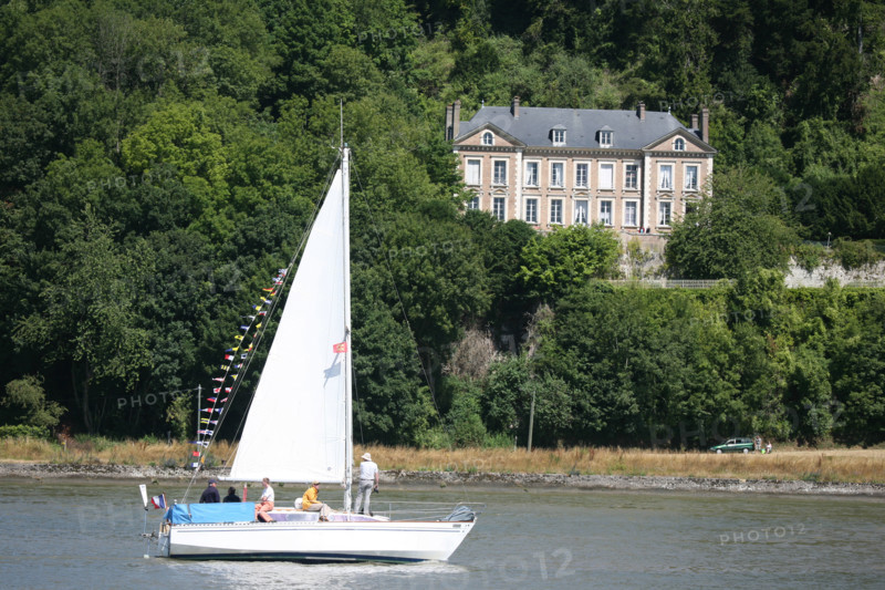 France, Haute Normandie, Seine Maritime, vallee de la Seine, caudebec en caux, vue depuis la rive d'en face, voilier, coteau, maison,