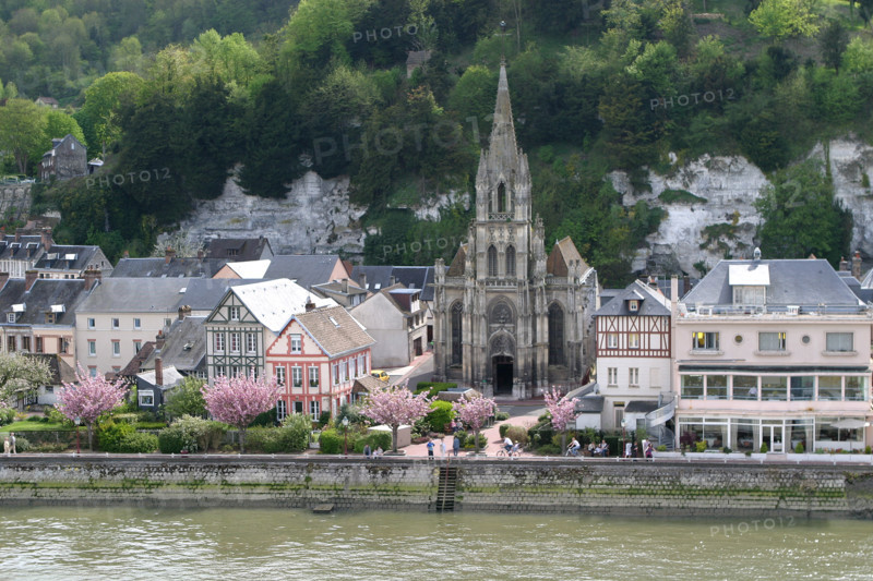 France, Haute Normandie, Seine Maritime, vallee de la Seine, la bouille, eglise, maisons, rive du fleuve,
