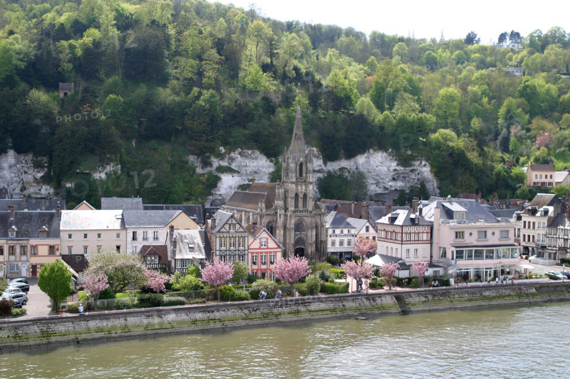 France, Haute Normandie, Seine Maritime, vallee de la Seine, la bouille, eglise, maisons, rive du fleuve,