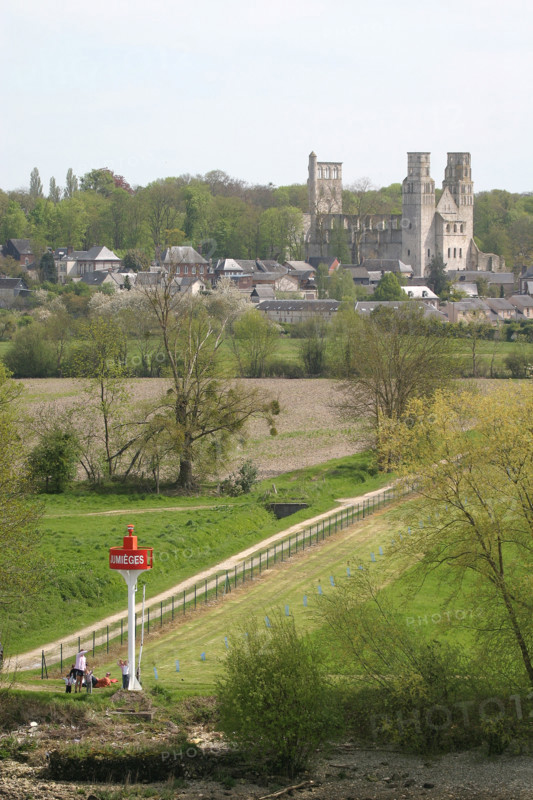 France, Haute Normandie, Seine Maritime, vallee de la Seine, sahurs, jumieges, route des fruits, vue depuis un cargo,