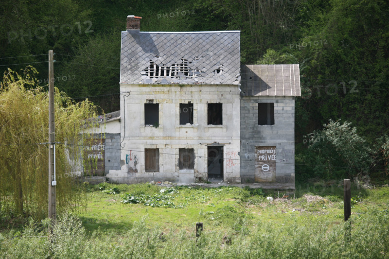France, Haute Normandie, Seine Maritime, vallee de la Seine, maison abandonnee sur les berges du fleuve,