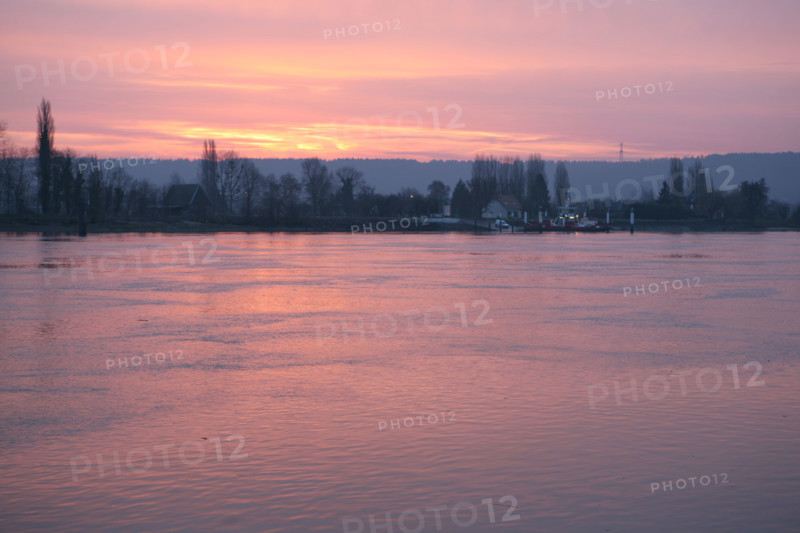 France, Haute Normandie, Seine Maritime, vallee de la Seine, au niveau du bac de Yainville, soleil couchant,