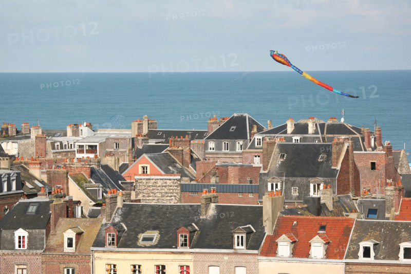 France, Haute Normandie, Seine Maritime, Dieppe, au dessus des toits, mer, festival des cerfs volants 2008,
