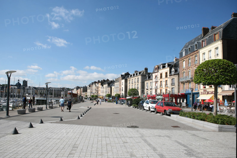 France, Haute Normandie, Seine Maritime, Dieppe, quai Henri IV, facades de maisons alignees, rue,