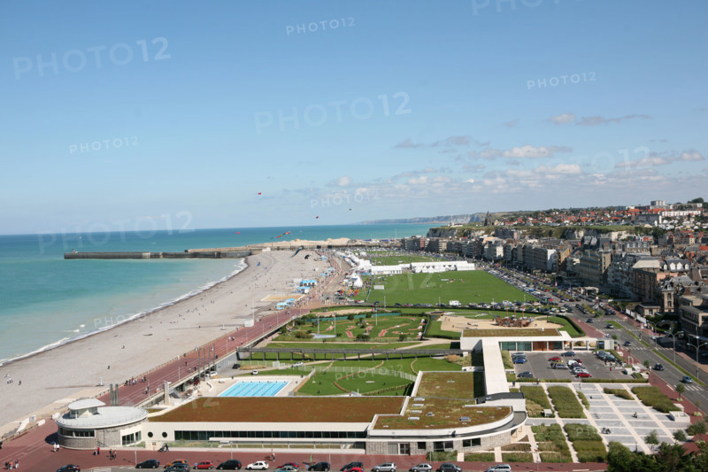 France, Haute Normandie, Seine Maritime, Dieppe, vue generale, panorama sur la plage et le front de mer, esplanade, galets,