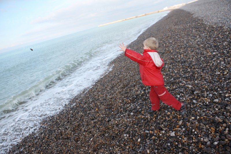 France, Haute Normandie, Seine Maritime, Dieppe, mer, plage galets, enfat qui jette des galets a la mer, personnage ok,