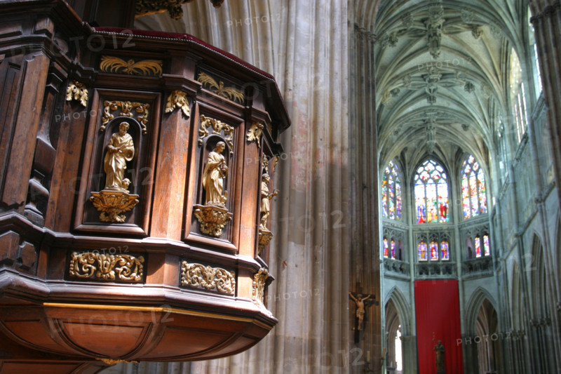 France, Haute Normandie, Seine Maritime, Dieppe, eglise Saint Jacques, chaire de bois sculpte, et choeur,
