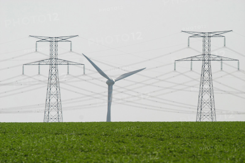 France, Haute Normandie, Seine Maritime, pays de Caux, Penly, pylones, lignes haute tension au depart de la centrale electronucleaire de Penly, eoliennes, energie, environnement, developpement durable,
