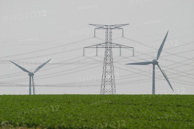 France, Haute Normandie, Seine Maritime, pays de Caux, Penly, pylones, lignes haute tension au depart de la centrale electronucleaire de Penly, eoliennes, energie, environnement, developpement durable,