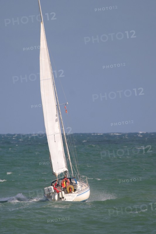 France, Haute Normandie, Seine Maritime, pays de Caux, Saint-Valery-en-Caux, plaisance, mer agitee, sortie de voilier par gros temps