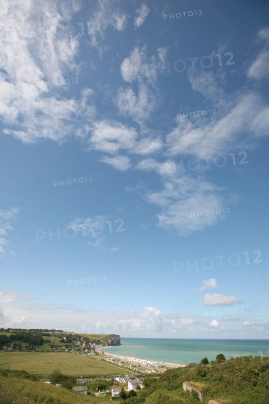 France, Haute Normandie, Seine Maritime, pays de Caux, veulettes sur mer, vue sur la plage et la falaise depuis les hauteurs de Paluel, ciel nuageux,