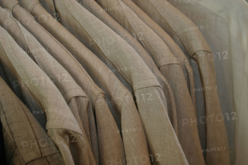 France, Haute Normandie, Seine Maritime, sur le circuit cycliste des clos masures, magasin : la vitrine du lin, au coeur d'un clos masure, vetements en lin,