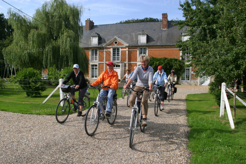 France, Haute Normandie, Seine Maritime, sur le circuit cycliste des clos masures, magasin : la vitrine du lin, au coeur d'un clos masure, cyclotourisme, groupe de cyclistes,
