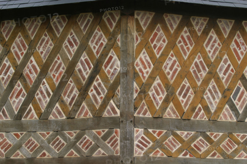France, Haute Normandie, Seine Maritime, pays de Caux, le bourg dun, habitat traditionnel, colombage et brique, pans de bois.