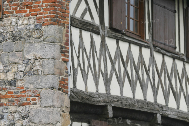 France, Haute Normandie, Seine Maritime, pays de Caux, le bourg dun, habitat traditionnel dans le village, colombages en croisillons et mur de pierre, brique et silex,