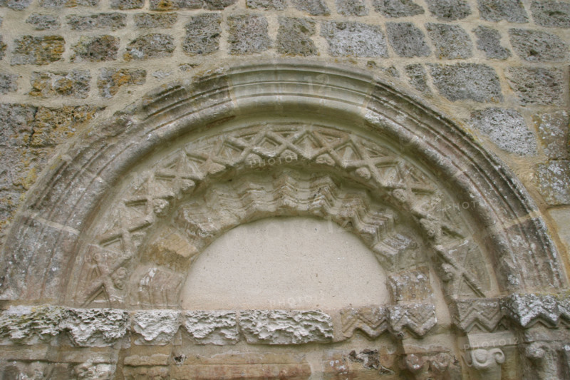 France, Haute Normandie, Seine Maritime, pays de Caux maritime, la gaillarde, chapelle sainte marguerite, art roman, motif a chevrons, porche,