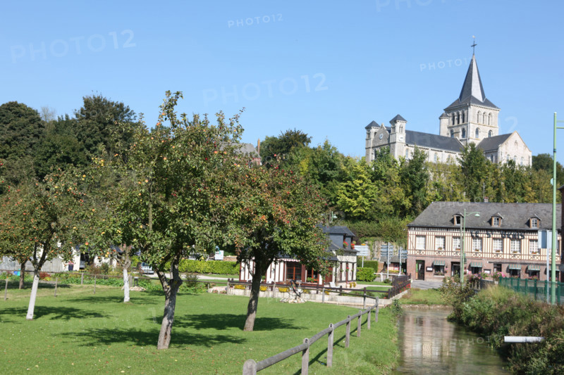 France, Haute Normandie, Seine Maritime, pays de Caux maritime, Hericourt-en-Caux, vallee de la Durdent, eglise, centre bourg,