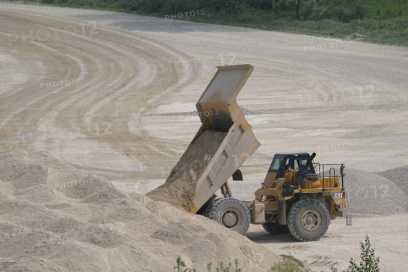 France, Haute Normandie, Seine Maritime, vallee de la Seine, camion benne, travaux publics, sable, ballastiere d'yville,