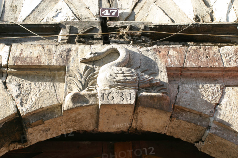 France, Haute Normandie, Seine Maritime, Rouen, rue cauchoise, habitat traditionnel, maisons a pans de bois, colombages, medieval, vieux quartier historique, pelican, 1631, sculpture, cle de voute du portail, pierre,