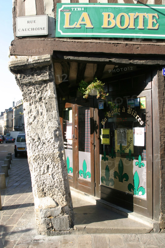 France, Haute Normandie, Seine Maritime, Rouen, rue cauchoise, habitat traditionnel, maisons a pans de bois, colombages, medieval, vieux quartier historique, commerces, pilier qui penche, galerie,