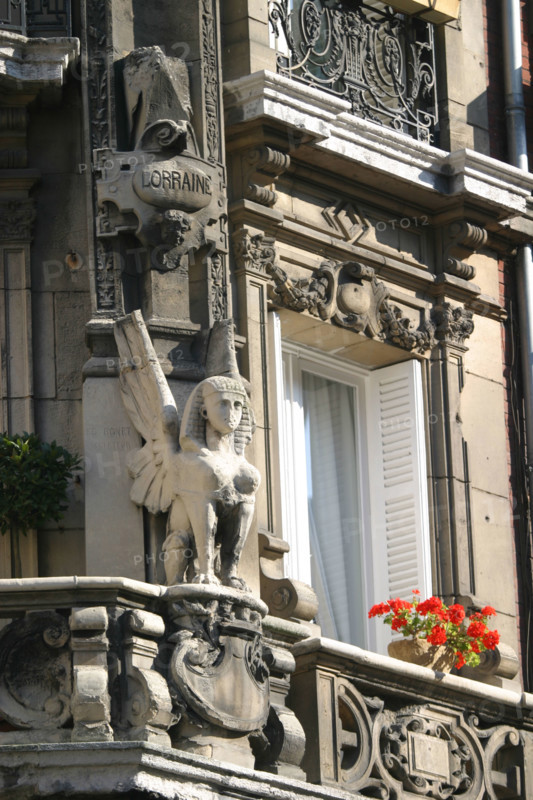 France, Haute Normandie, Seine Maritime, Rouen, immeubles de rapport 
rue alsace lorraine
, detail habitat, maison, sculpture, habitat traditionnel, ornement, decor, facade, sculpture, sphinge, balcon,