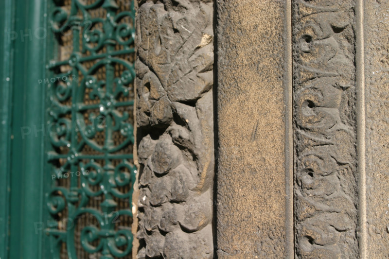 France, Haute Normandie, Seine Maritime, Rouen, rue Martainville, detail d'une porte, sculpture, pierre, habitat traditionnel,