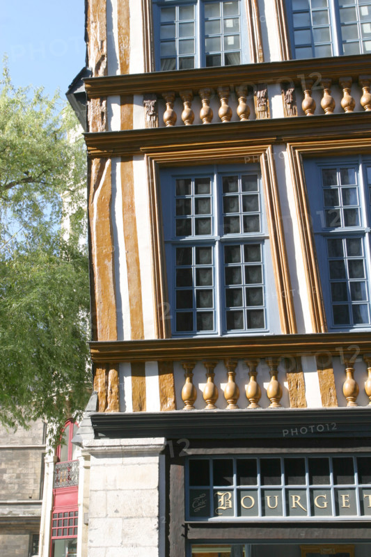 France, Haute Normandie, Seine Maritime, Rouen, place barthelemy, la maison qui penche, depuis le parvis de l'eglise saint Maclou, maison a pans de bois, habitat traditionnel, colombages, 
au debouche de la rue damiette