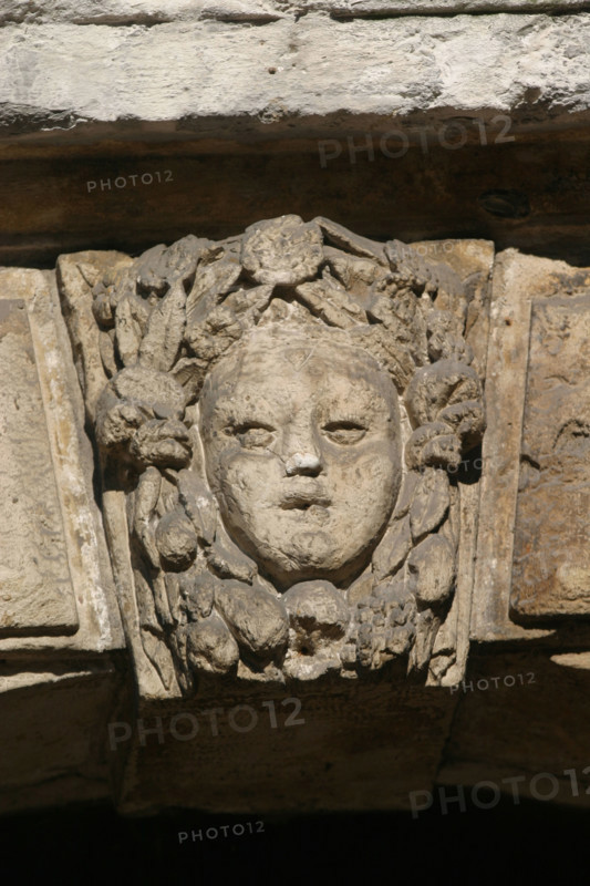 France, Haute Normandie, Seine Maritime, Rouen, rue eau de robec, habitat traditionnel, detail tete sculptee, linteau de porte, maison de pierre,