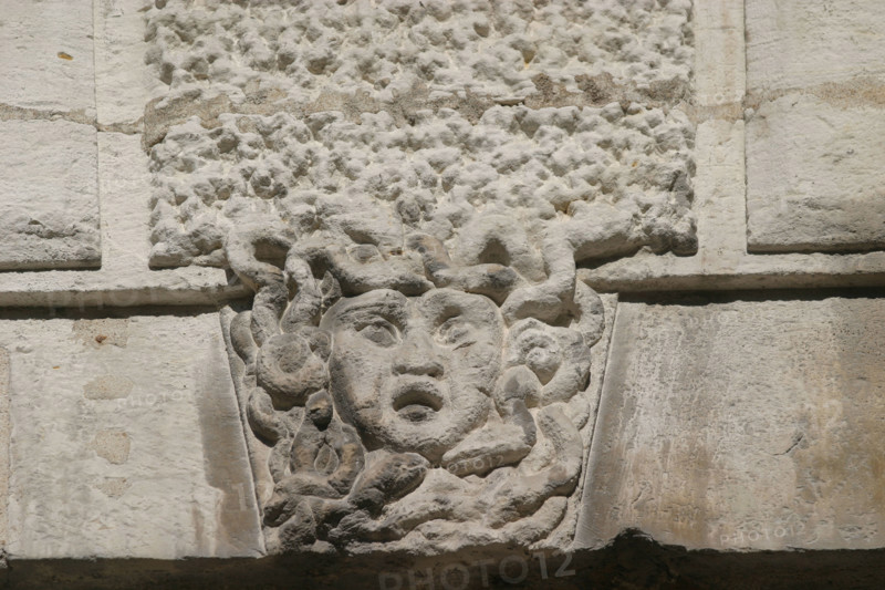 France, Haute Normandie, Seine Maritime, Rouen, rue eau de robec, habitat traditionnel, detail tete sculptee, linteau de porte, meduse, maison de pierre,