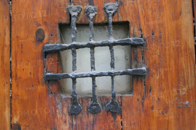 France, Haute Normandie, Seine Maritime, Rouen, quartier des hotels particuliers, grille a la porte, ferronnerie, securite, 
rue saint patrice