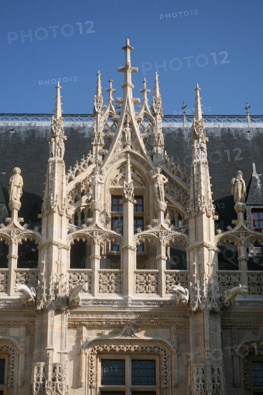 France, Haute Normandie, Seine Maritime, Rouen, palais de justice, tribunal, institution, monument historique restaure en 2007, neo gothique, fenestrage de la facade du palais royal