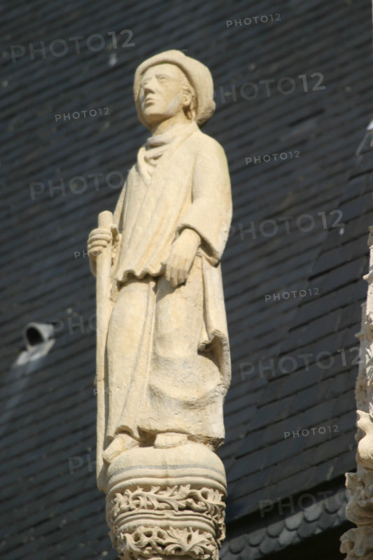France, Haute Normandie, Seine Maritime, Rouen, palais de justice, tribunal, institution, monument historique restaure en 2007, neo gothique, cour d'honneur, detail du sommet d'un fenestrage de la facade du palais royal, sculpture, statue homme,