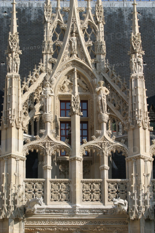 France, Haute Normandie, Seine Maritime, Rouen, palais de justice, tribunal, institution, monument historique restaure en 2007, neo gothique, fenestrage de la facade du palais royal