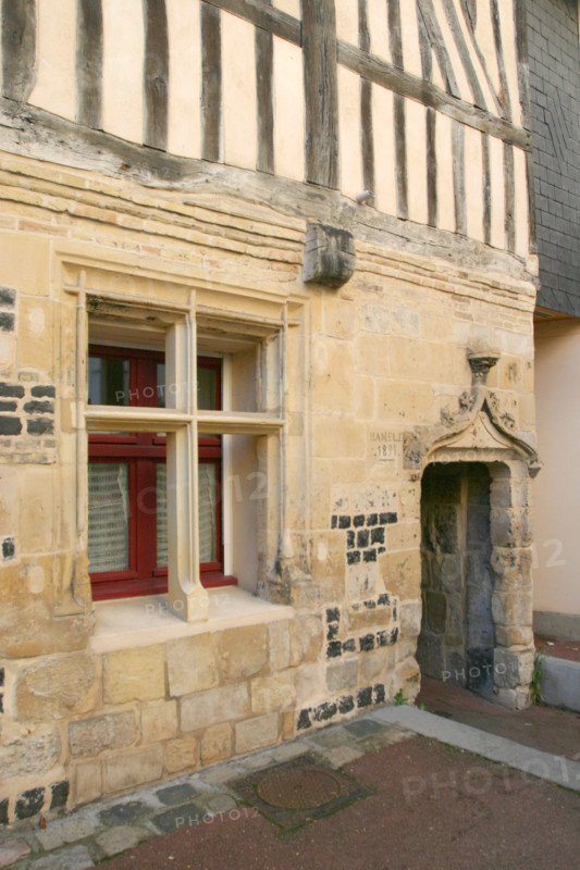 France, Haute Normandie, Seine Maritime, montivilliers, habitat traditionnel dans une cour, parcours en ville,