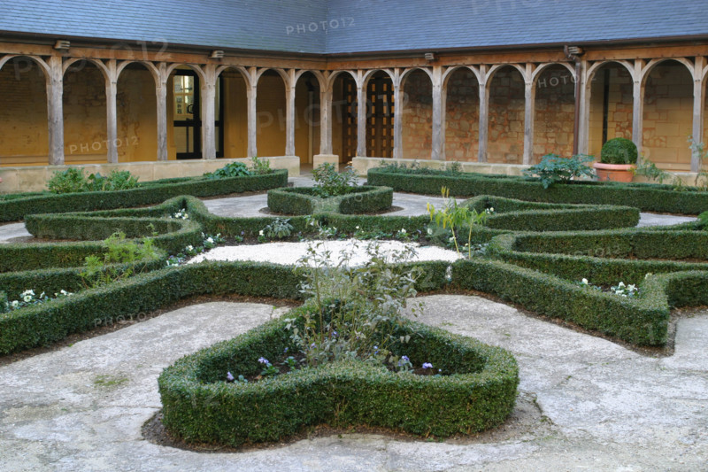 France, Haute Normandie, Seine Maritime, montivilliers, abbaye, cloitre, jardin de buis, piliers de bois,