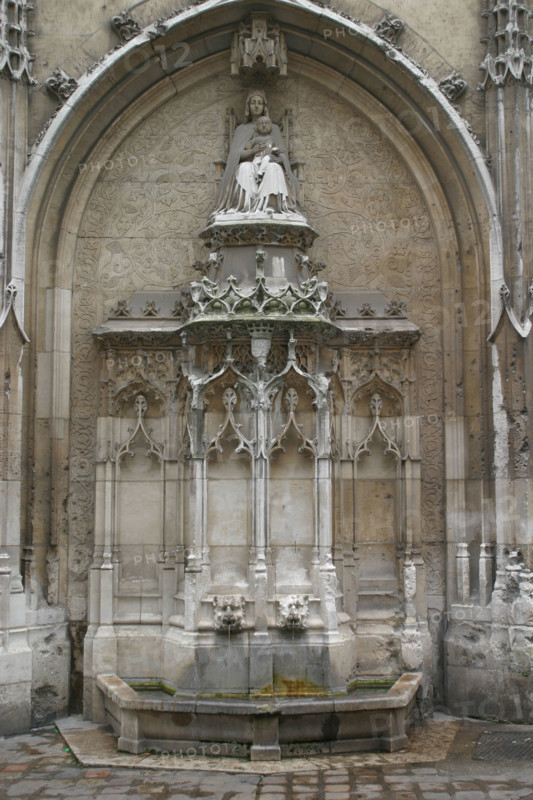 France, Haute Normandie, Seine Maritime, Rouen, fontaine de la crosse, 
rue des carmes,