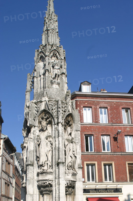 France, Haute Normandie, Seine Maritime, Rouen, place de la croix de pierre et sa fontaine, monument, sculpture,
