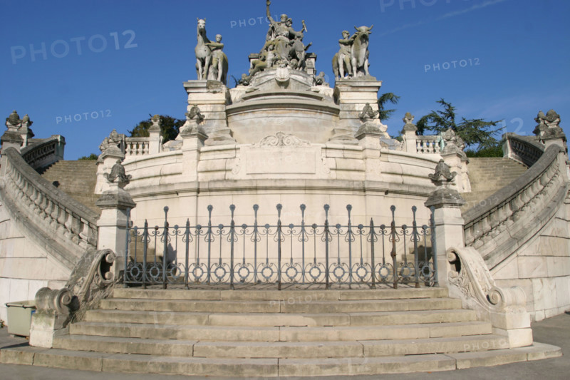 France, Haute Normandie, Seine Maritime, Rouen, rue aux ours, fontaine sainte marie, rue louis Ricard, 
fontaine monumentale edifiee en 1879,