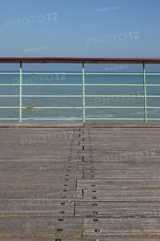 France, Haute Normandie, Seine Maritime, veules les roses, pays de Caux maritime, plage, galets, falaise, mer, vague, cote d'albatre, promenade du front de mer, planche, parapet,