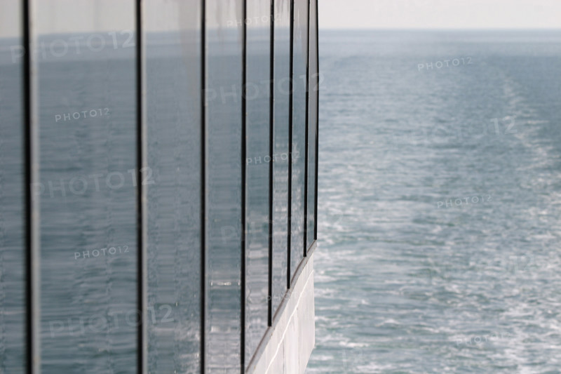 France, Haute Normandie, au large de la cote d'albatre, mer Manche, effet de reflet sur le ferry seven sisters de transmanche ferries,