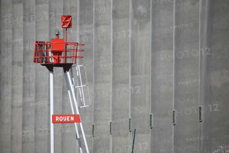 France, Haute Normandie, Seine maritime, vallee de la Seine, Rouen, signalisation de chenal sur fond de silos a cereales,