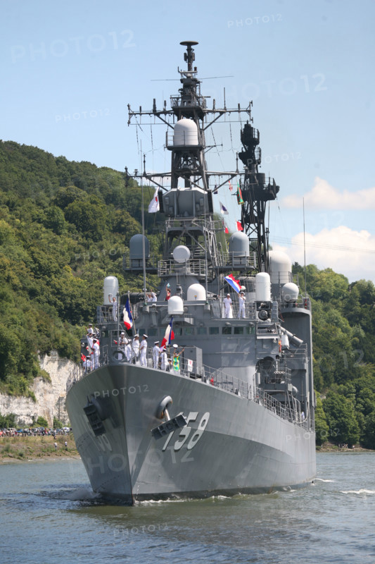 France, Haute Normandie, Seine maritime, vallee de la Seine, armada 2008, 14 juillet 2008, grande parade en Seine, marins de la marine japonaise remerciant le pays accueillant,