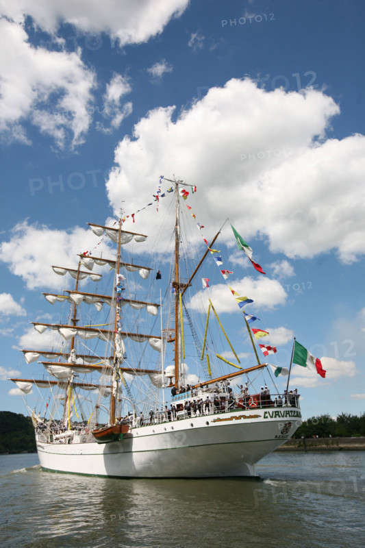 France, Haute Normandie, Seine maritime, vallee de la Seine, armada 2008, 14 juillet 2008, grande parade en Seine, grands voiliers, navire mexicain cuauhtemoc, marins dans la mature,
