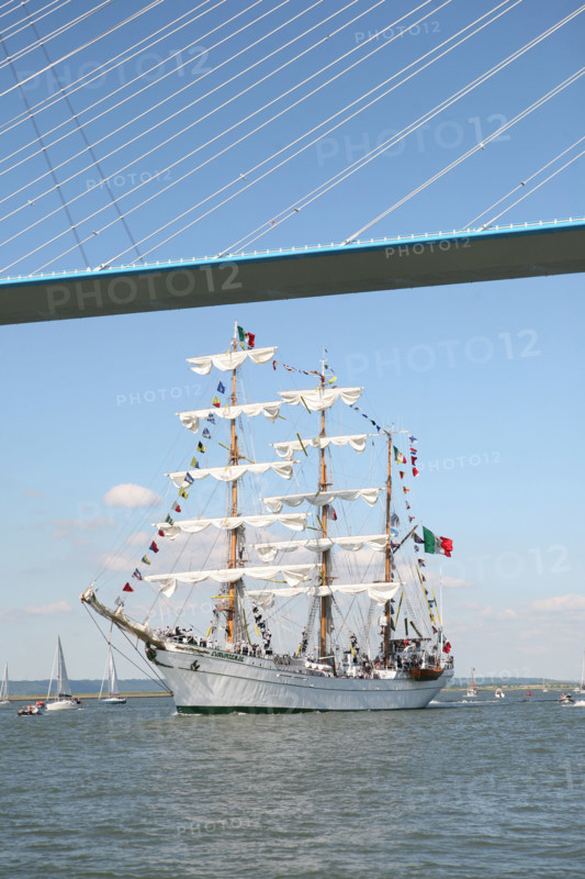 France, Haute Normandie, Seine maritime, vallee de la Seine, armada 2008, 14 juillet 2008, grande parade en Seine, pont de Normandie, grands voiliers, navire mexicain cuauhtemoc, marins dans la mature,
