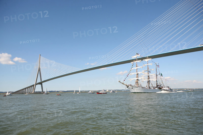 France, Haute Normandie, Seine maritime, vallee de la Seine, armada 2008, 14 juillet 2008, grande parade en Seine, pont de Normandie, grands voiliers, navire mexicain cuauhtemoc, marins dans la mature,