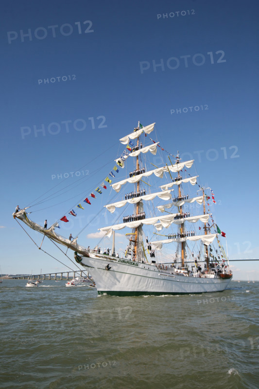 France, Haute Normandie, Seine maritime, vallee de la Seine, armada 2008, 14 juillet 2008, grande parade en Seine, pont de Normandie, grands voiliers, navire mexicain cuauhtemoc, marins dans la mature,