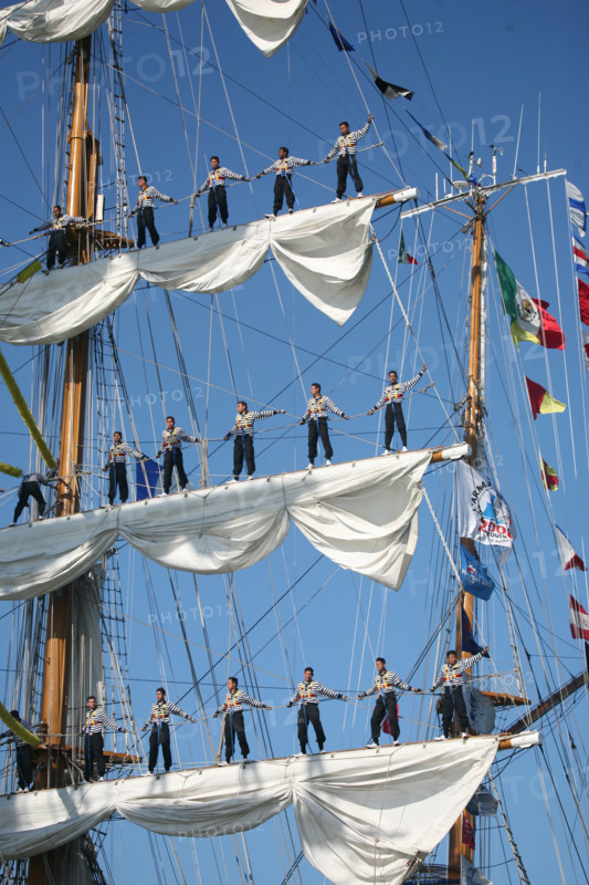 France, Haute Normandie, Seine maritime, vallee de la Seine, armada 2008, 14 juillet 2008, grande parade en Seine, pont de Normandie, grands voiliers, navire mexicain cuauhtemoc, marins dans la mature,